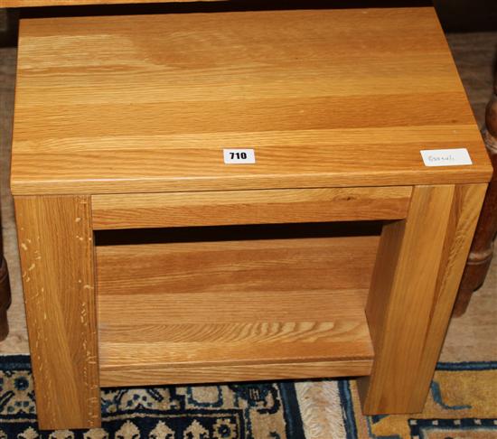 Light oak 2 tier coffee table(-)